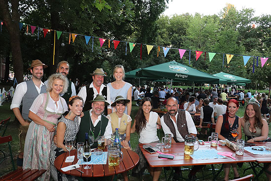 Trachtenfreitag zur Musik des Oberland Trios im Pop-Up Biergarten im Nußbaumpark (©Foto: Martin Schmitz)